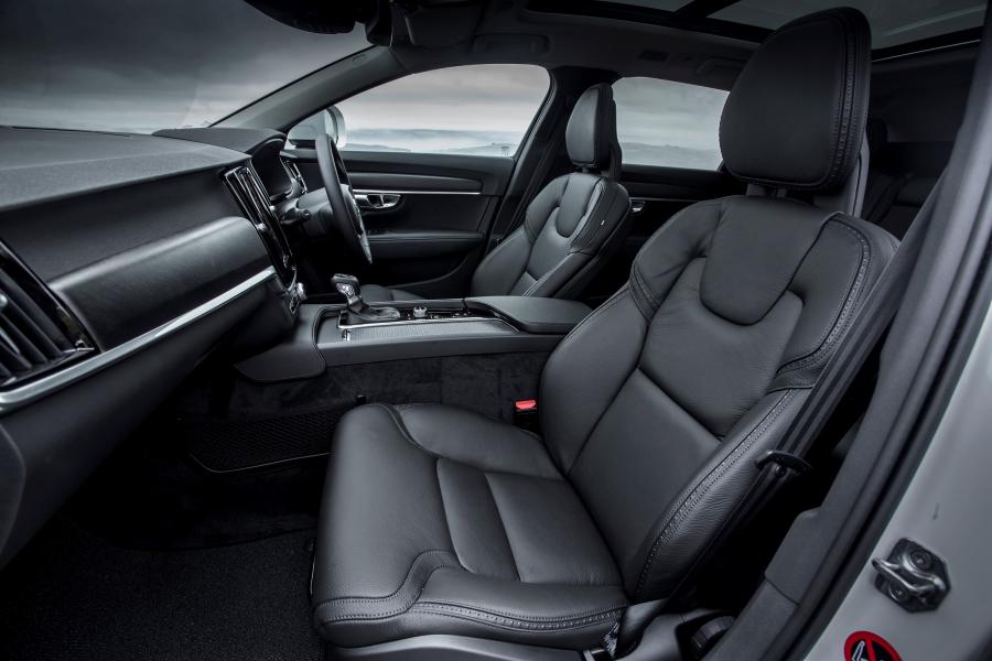 Интерьер Volvo V90 D4 Cross Country 2017 года  (UK) (фото 8 из 40)